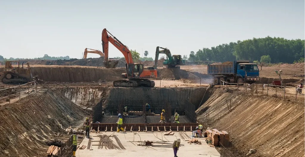 Baustelle mit Baumaschinen, elektronisch ueberwacht