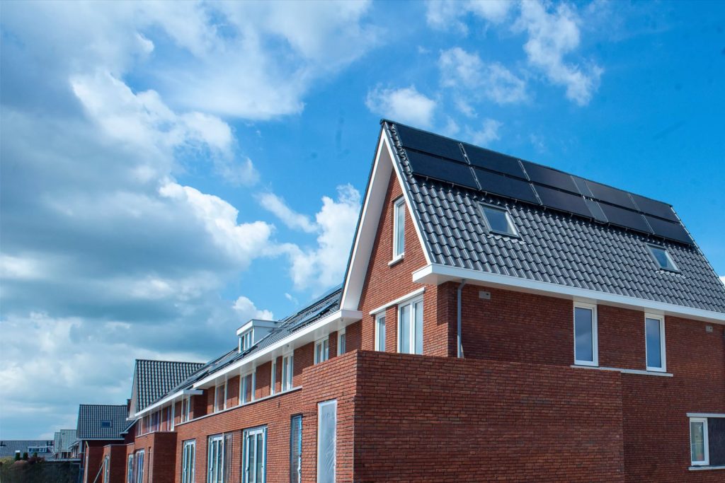 Backsteinhaus mit Triple Solar PVT-Anlage auf dem Dach - Strom und Waerme aus einer Flaeche