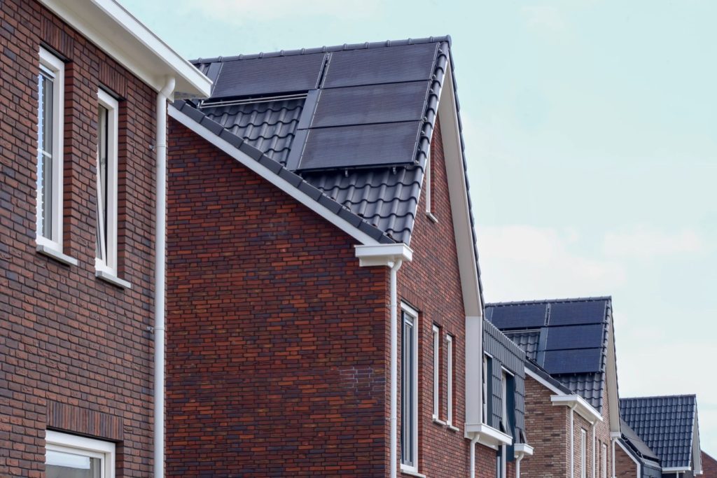 PVT-Kollektoren auf den Daechern einer Reihenhauszeile - unauffaellig in die Dachflaeche integriert