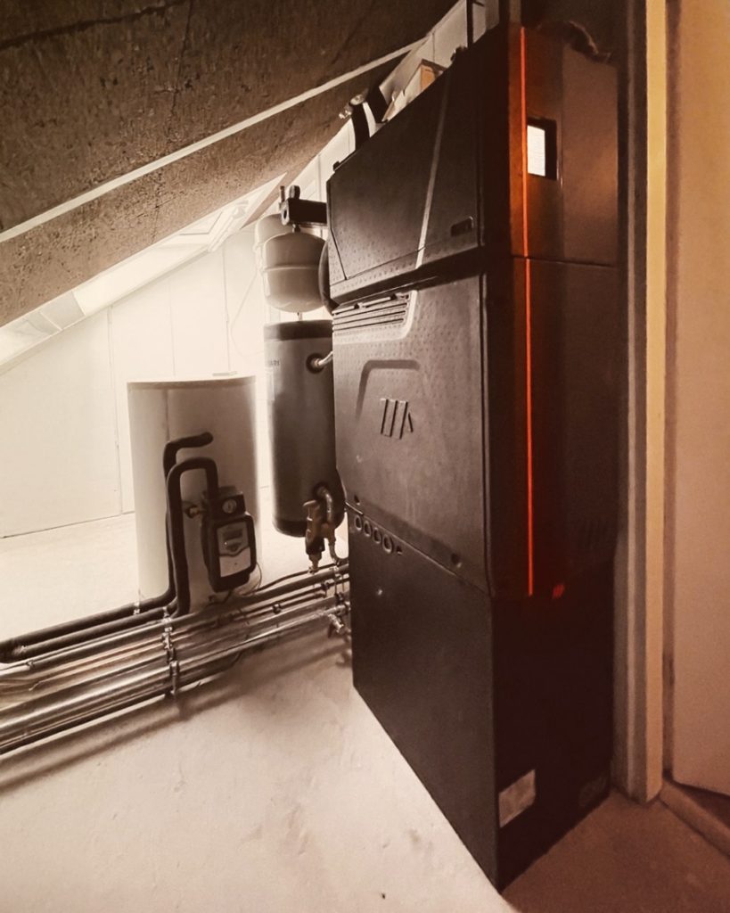 Triple Solar PVT-Waermepumpe unter dem Dach aufgestellt - die gesamte Technik steht im Haus